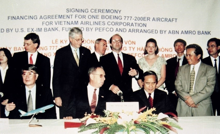 Chiều 15/8/2003, tại Thủ đô Washington D.C, ông Nguyễn Xuân Hiển, Tổng giám đốc Vietnam Airlines và ông Phillip Merril, Chủ tịch kiêm Tổng giám đốc Ngân hàng Xuất nhập khẩu Mỹ (EximBank) ký hợp đồng bảo lãnh tín dụng để Vietnam Airlines mua máy bay Boeing 777-200ER. Đây là chiếc Boeing 777-200ER thứ 2 trong số 4 chiếc mà Việt Nam mua của hãng Boeing và là chiếc đầu tiên được chuyển giao trực tiếp cho Vietnam Airlines. (Ảnh: Đức Dũng/TTXVN)