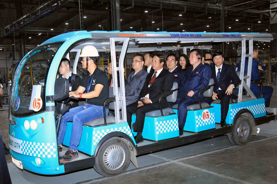 Đoàn đại biểu cấp cao Triều Tiên đến thăm Tổ hợp sản xuất ôtô Vinfast (huyện Cát Hải). (Ảnh: An Đăng/TTXVN)