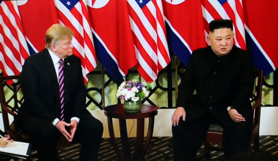 Tổng thống Mỹ Donald Trump và Chủ tịch Triều Tiên Kim Jong-un trao đổi ngắn sau khi bắt tay nhau. (Nguồn: TTXVN)