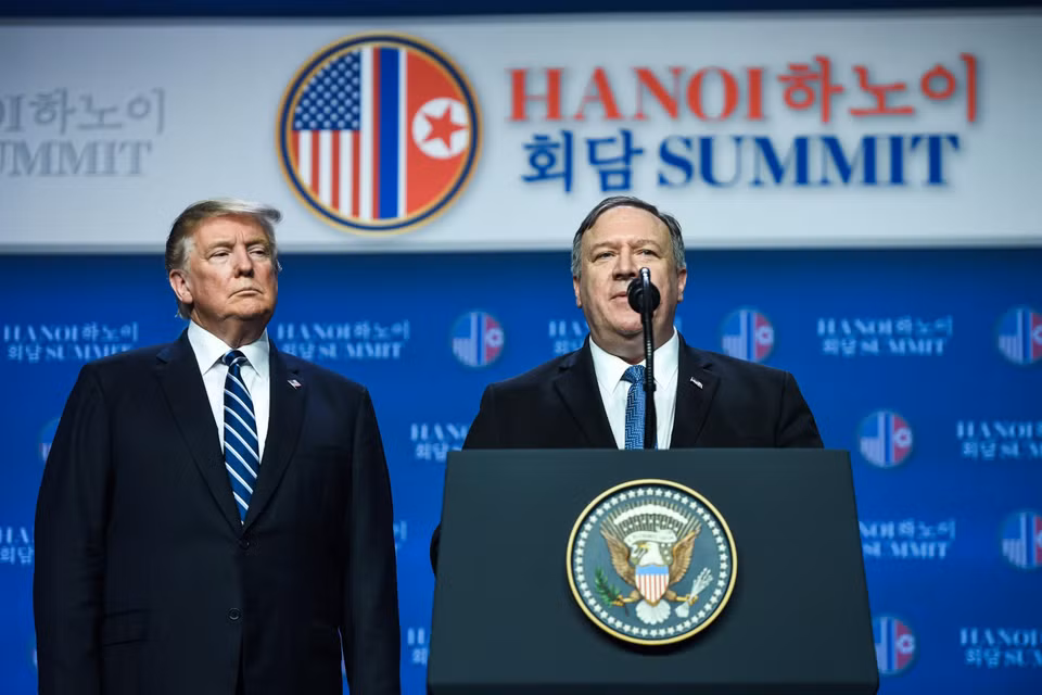 Ngoại trưởng Mỹ Mike Pompeo (phải) và Tổng thống Mỹ Donald Trump trong cuộc họp báo sau Hội nghị thượng đỉnh Mỹ-Triều lần hai ở Hà Nội ngày 28/2/2019. (Nguồn: AFP/TTXVN)