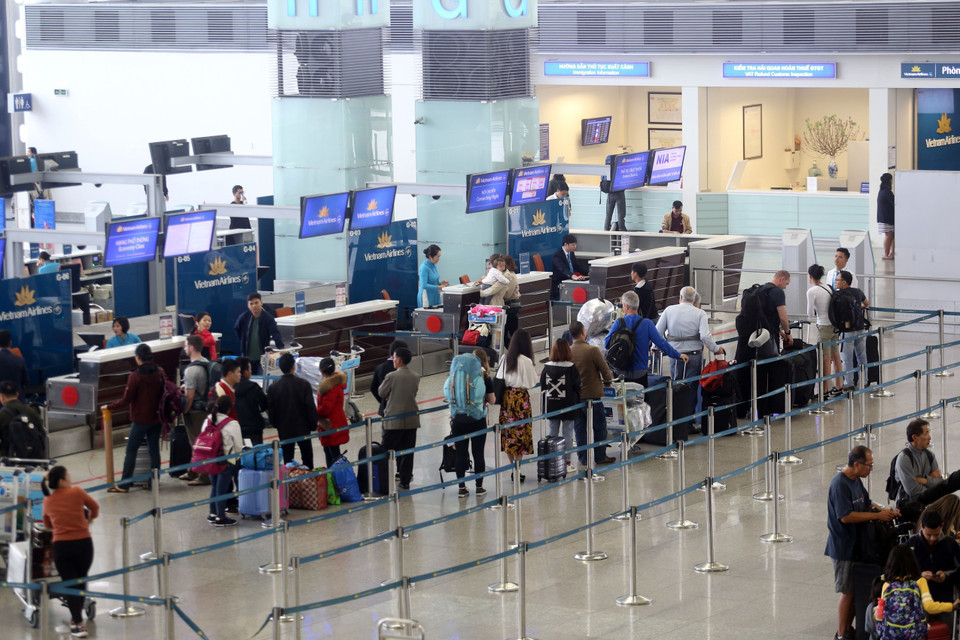 Tại khu vực công cộng, hành khách sẽ được yêu cầu không được rời xa hành lý song song với việc giám sát bằng camera và tăng cường nhân viên kiểm soát an ninh. (Ảnh: Huy Hùng/TTXVN)