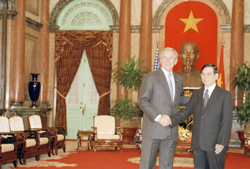 Chủ tịch nước Nguyễn Minh Triết đón và hội đàm với Tổng thống Hoa Kỳ George W. Bush tại Phủ Chủ tịch, trong chuyến thăm chính thức Việt Nam và tham dự Hội nghị Cấp cao APEC từ ngày 17-20/11/2006. (Ảnh: Nguyễn Khang/TTXVN)