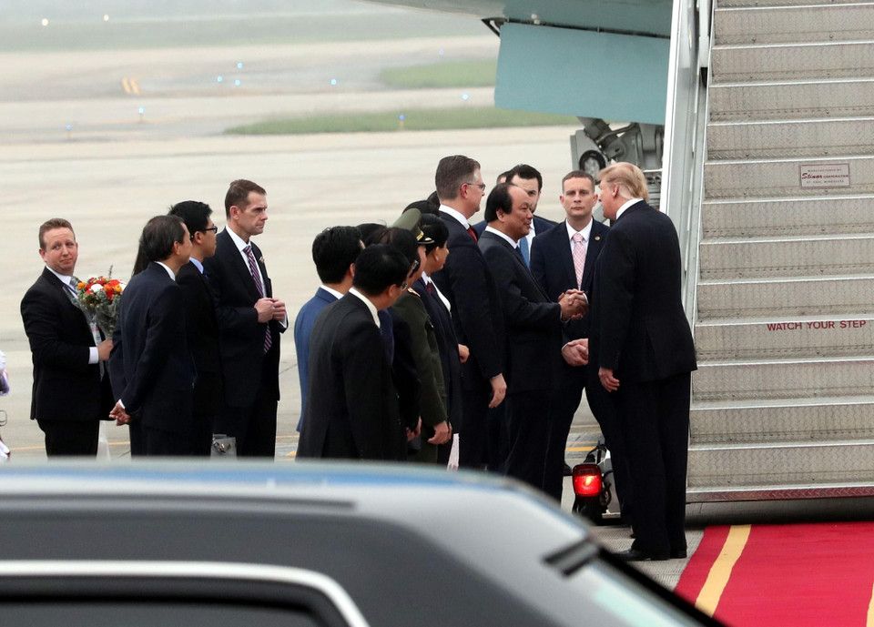 Bộ trưởng, Chủ nhiệm Văn phòng Chính phủ Mai Tiến Dũng cùng các quan chức Việt Nam tiễn Tổng thống Mỹ Donald Trump rời Hà Nội. (Ảnh: Trọng Đức/TTXVN)