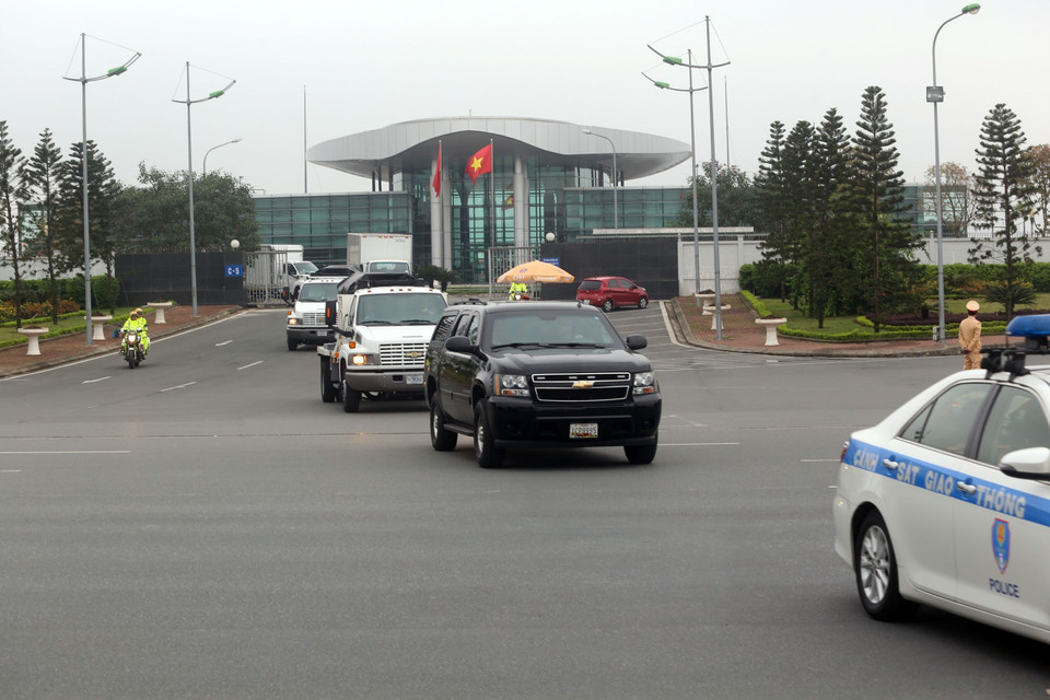 Đoàn xe chở trang thiết bị hậu cần phục vụ cho công tác an ninh của đoàn Mỹ rời sân bay Nội Bài vào trung tâm Hà Nội. (Ảnh: Huy Hùng/TTXVN)