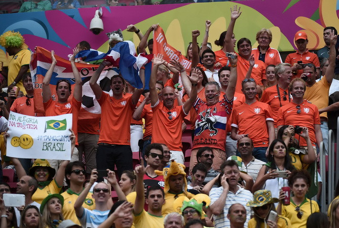 Cổ động viên Hà Lan mừng bàn thắng của đội nhà. (Nguồn: AFP/TTXVN)