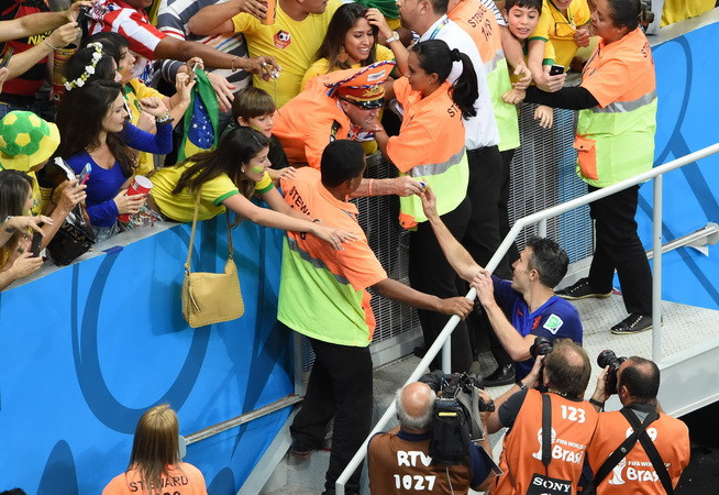 Các cầu thủ Hà Lan mừng chiến thắng cùng cổ động viên. (Nguồn: AFP/TTXVN)