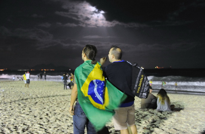 Cổ động viên Brazil nhìn lên bầu trời u ám. (Nguồn: AFP/TTXVN)