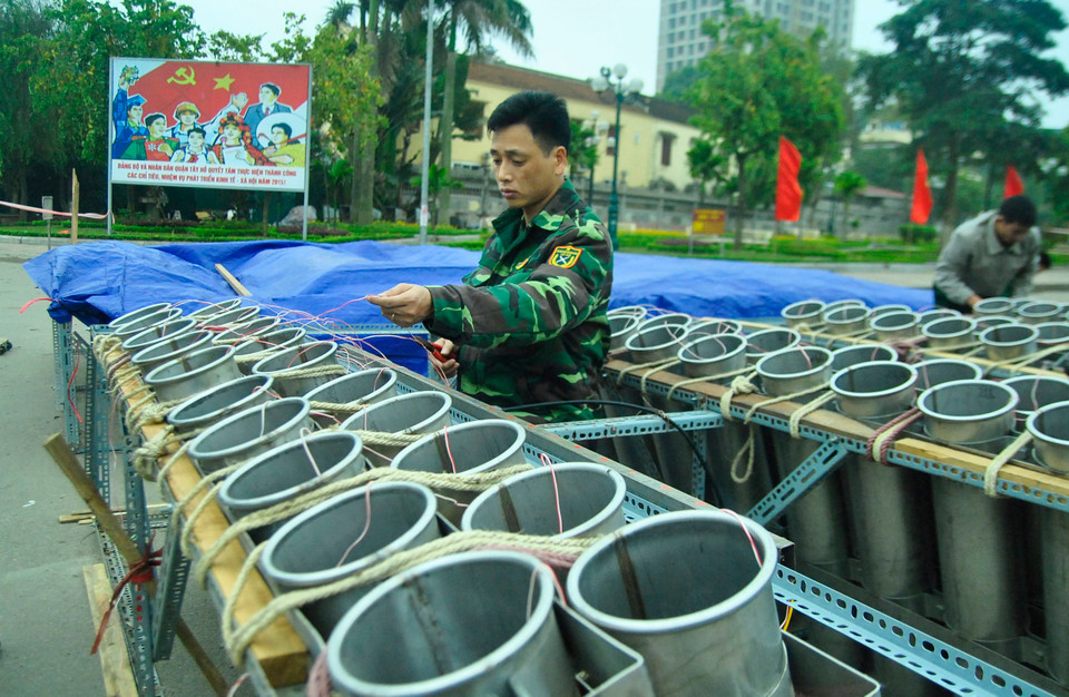 Chiều 30 Tết, những công tác chuẩn bị cuối cùng tại các trận địa pháo đang được các chiến sỹ thuộc Bộ tư lệnh Thủ đô gấp rút hoàn tất.