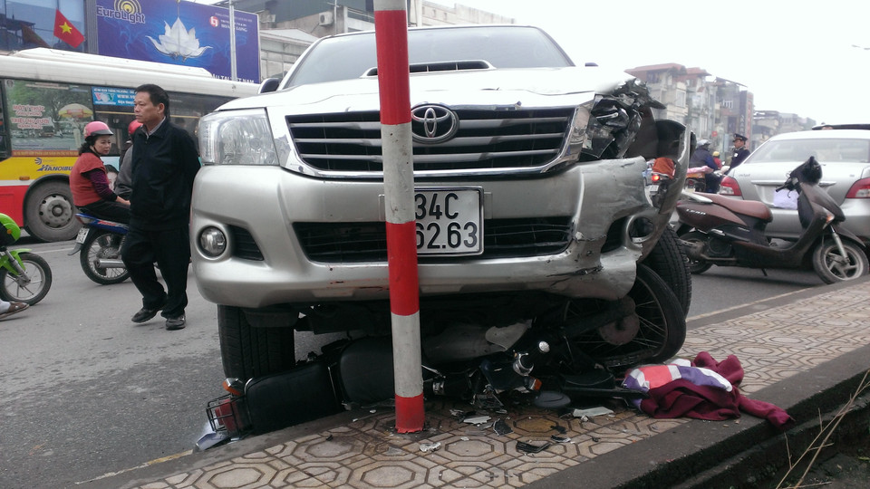 Cú đâm khiến chiếc bán tải hư hỏng nặng phần đầu.