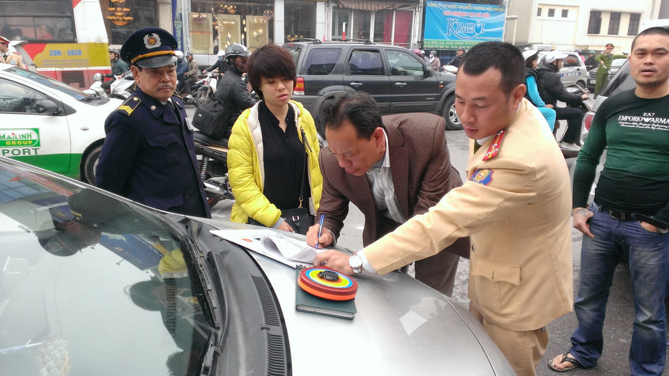 Ngay sau khi đưa người bị thương đi viện, lái xe Nguyễn Xuân Thủy (trú tại phố An Dương, Tây Hồ, Hà Nội) đã có mặt để làm tường trình vụ việc.