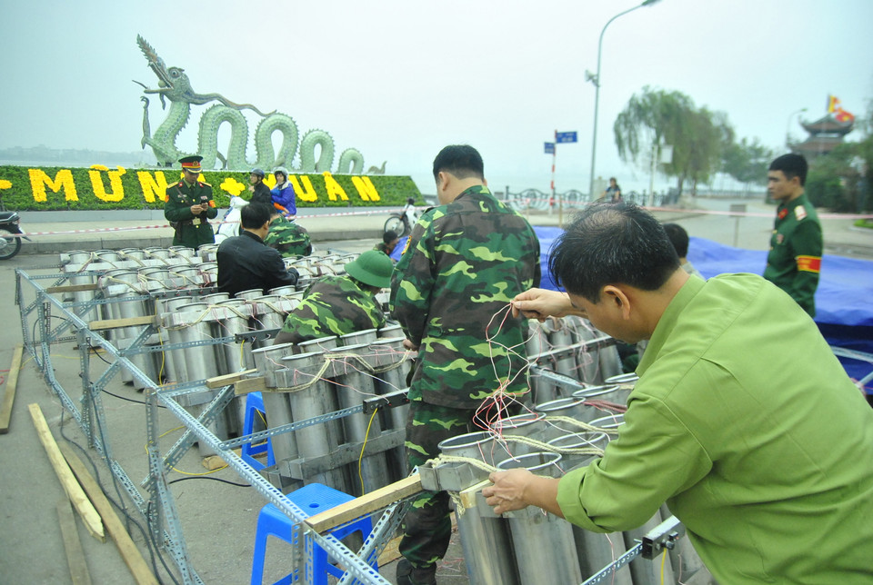 Để chuẩn bị cho màn bắn pháo hoa đêm Giao thừa, Bộ tư lệnh Thủ đô đã huy động một số lượng lớn các chiến sỹ. Tại mỗi điểm bắn pháo hoa tầm cao, thường có khoảng 90-100 chiến sỹ túc trực để chuẩn bị cũng như bảo vệ.