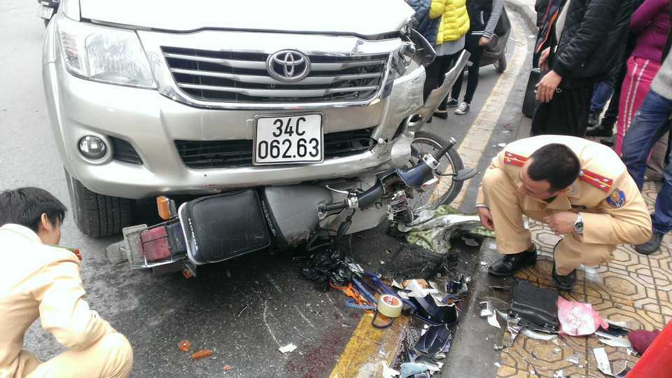 Các chiến sỹ cảnh sát giao thông có mặt ngay sau sự việc để lập hồ sơ cũng như phân luồng giao thông.