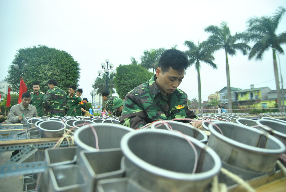 Công tác chuẩn bị tại các điểm bắn thường kéo dài cả ngày. Mỗi điểm có 500 quả pháo cùng hàng chục giàn bắn chờ các chiến sỹ lắp đặt.