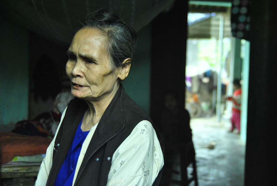 Ở tuổi 70, những thiếu thốn, bất tiện không còn là điều bà lo nhất, mà chính là mấy đứa cháu tội nghiệp. Xuân này, bà vui hơn, khi thằng Ba đã lớn hơn, biết nghe lời và chăm 2 em.