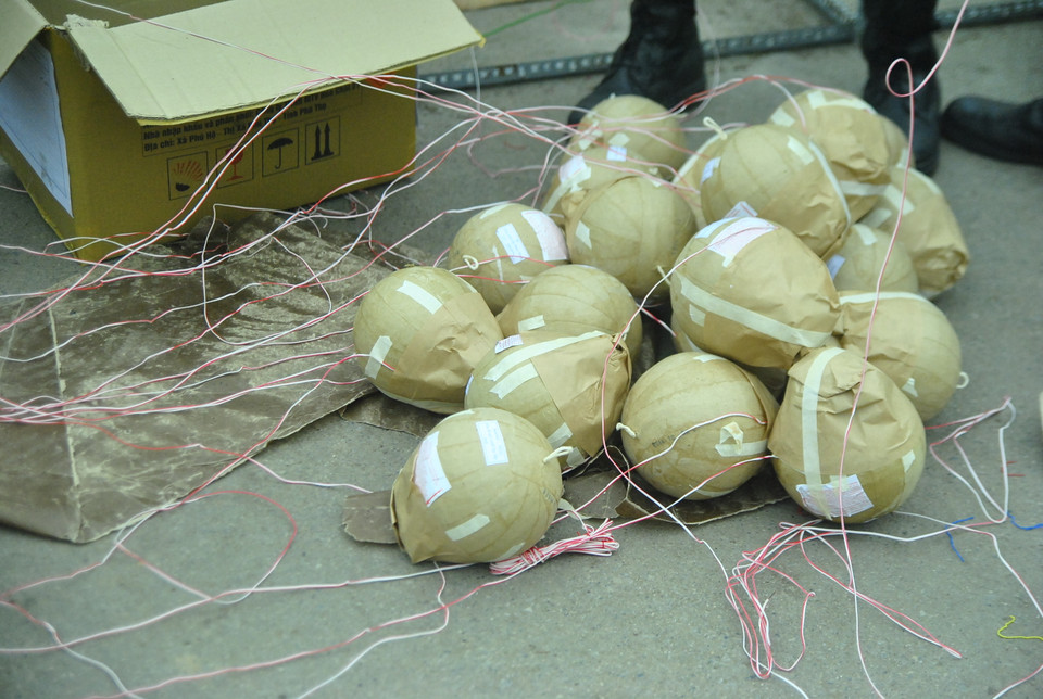 Trong màn biểu diễn chào đón Xuân Ất Mùi, lượng pháo hoa tầm cao là 3.100 quả, mỗi trận địa 500 quả, riêng sân vận động Quốc gia Mỹ Đình 600 quả; pháo hoa tầm thấp 2.250 giàn, mỗi điểm bắn 90 giàn.