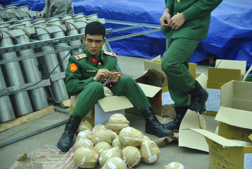 Cách một anh lính trẻ giải lao sau nhiều giờ nối pháo.