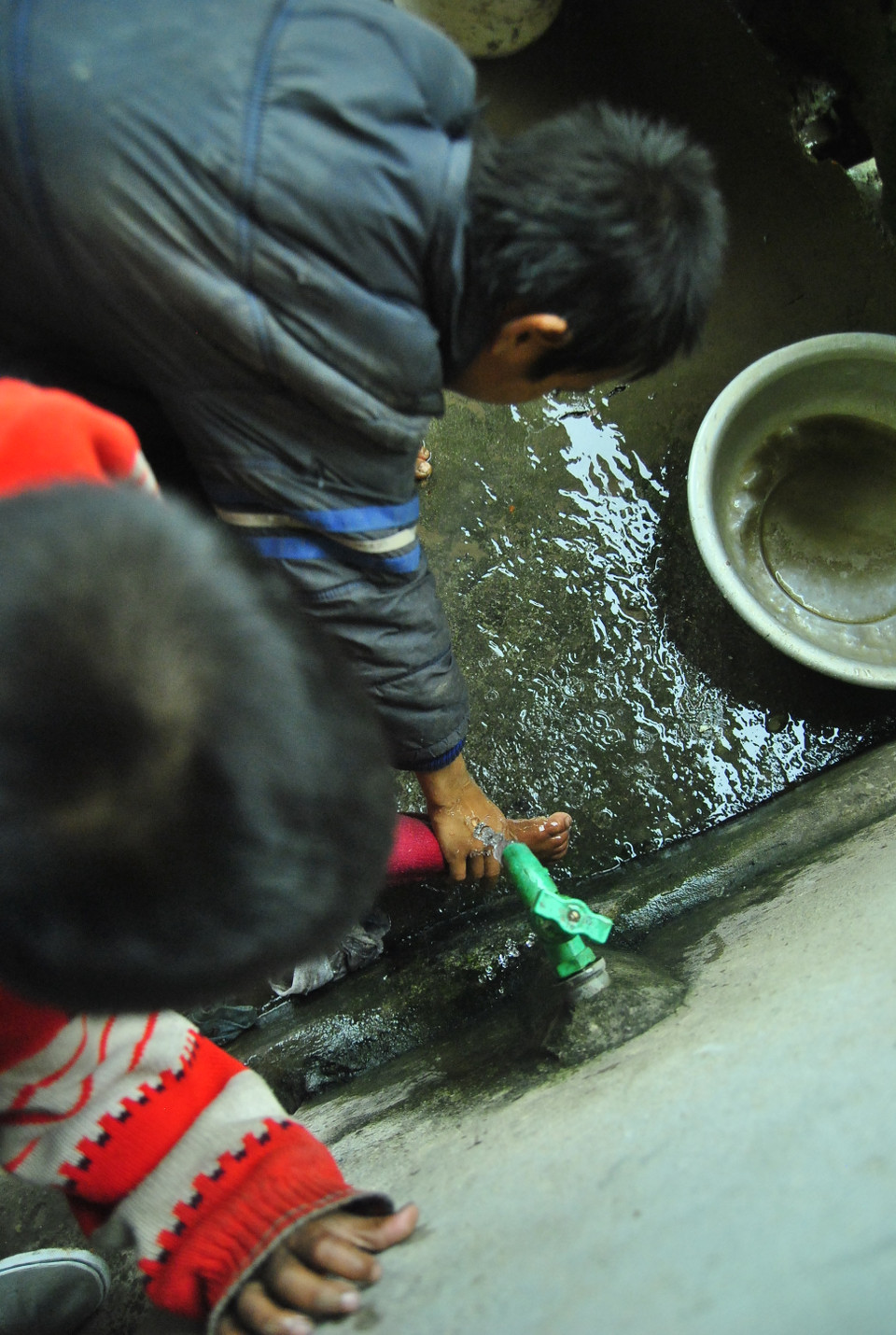 Em Ba, dù còn mải chơi, hay chạy đi lang thang theo bọn trẻ hàng xóm, nhưng không bao giờ quên chăm chút cho 2 em Tư, Năm.