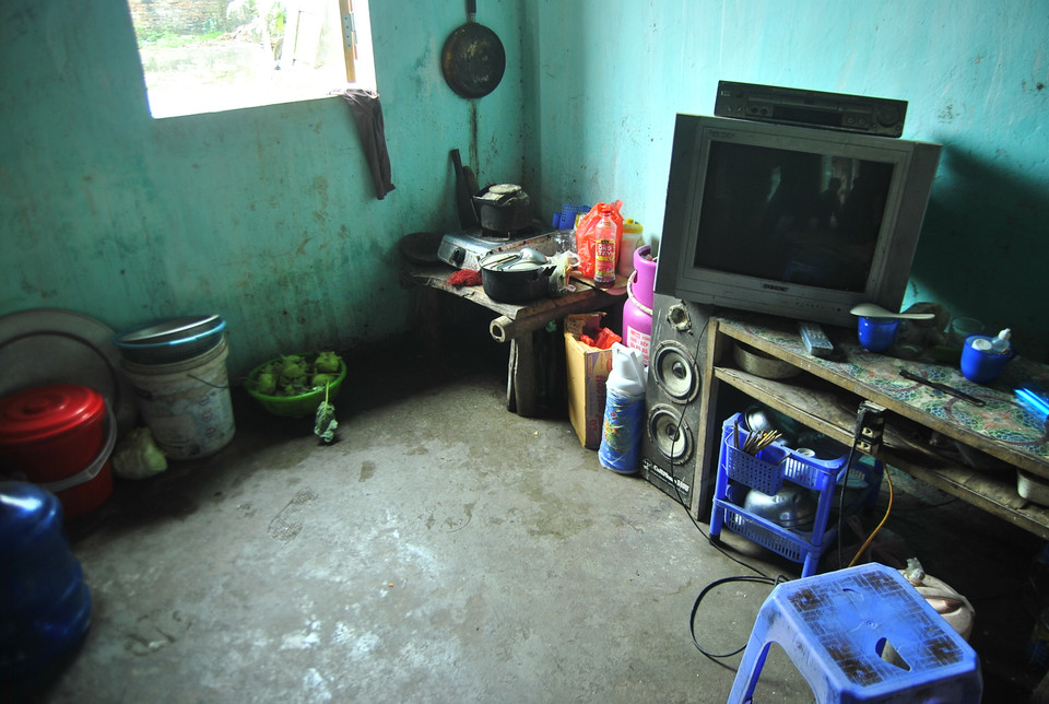 Bà Xúi tuổi đã cao, mắc chứng đau chân, đau khớp nên được bà con trang bị cho vật dụng bếp núc ngay sát giường nằm.