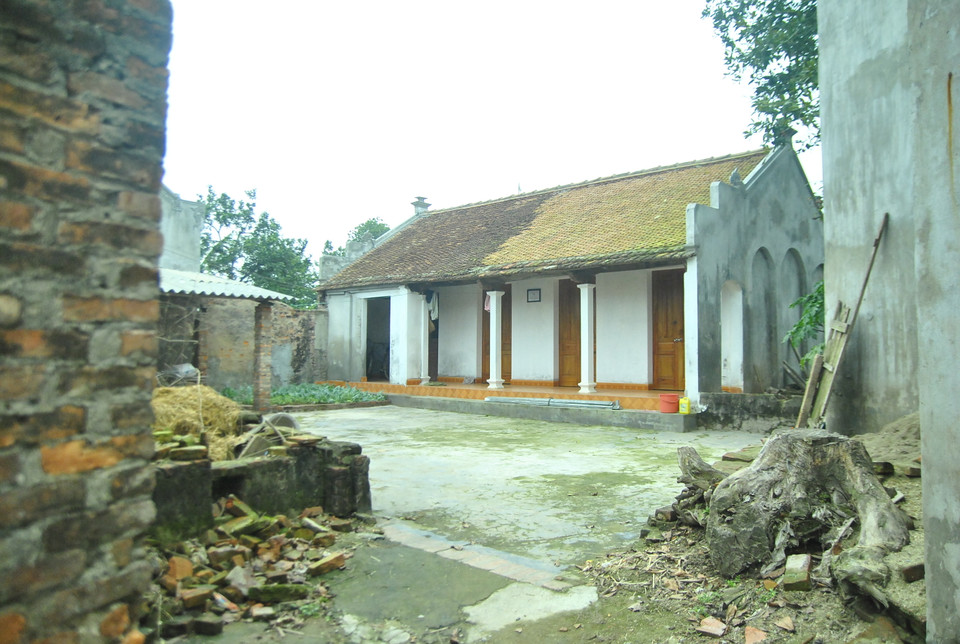 Căn nhà được cộng đồng giúp đỡ cất lại cho gia đình ông Tưng. Mái lá được thay bằng mái ngói, tường quét vôi trắng, sàn nhà được lát gạch, và khung nhà được gia cố chắc chắn không còn sợ nắng mưa, bão bùng.