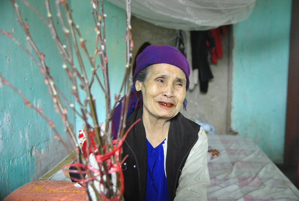 Ất Mùi 2015, lần đầu tiên sau 44 năm, gia đình ba thế hệ nhà ông Tưng được đón Tết. Bà Xúi xúc động cầm trên tay cây đào toàn nụ, trong 1 năm mai đào thất thế, có vẻ như cuộc sống sáng sủa hơn đang đến với gia đình bà...