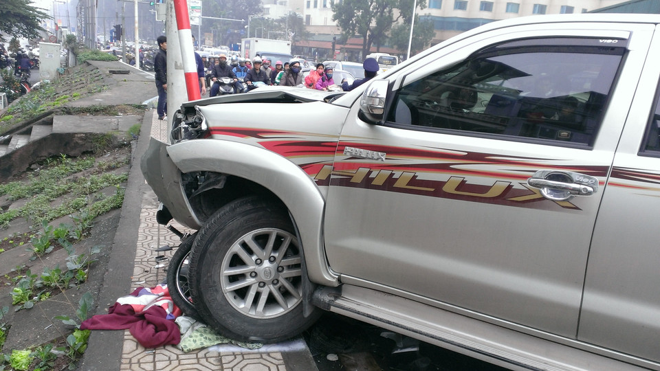 Chiếc bán tải Hilux sau khi kéo xe máy vào gầm còn đâm cong 1 biển báo mới chịu dừng lại.