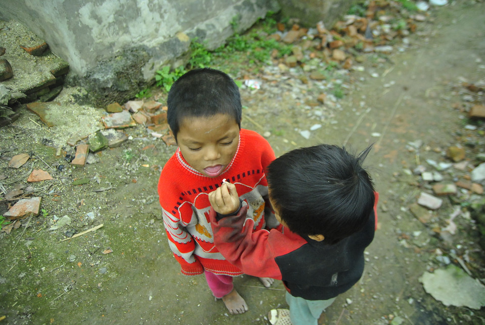 Anh Ba mải chơi theo đám bạn, 2 đứa cũng cả ngày quấn lấy nhau. Trong 5 đứa cháu ông Tưng, Tư bị nặng nhất: câm, điếc, tâm thần, năm nay 7 tuổi vẫn chưa nói được. 2 anh em chỉ biết giao tiếp với nhau bằng những tiếng ú ớ cùng cử chỉ mà chắc chỉ chúng mới hiểu được.