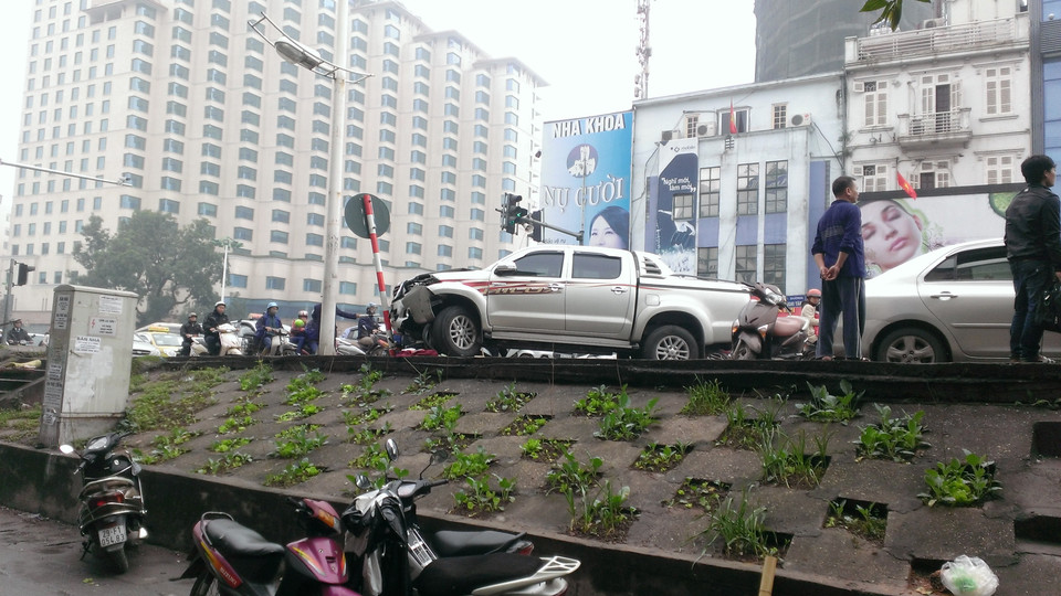 Rất nhiều người hiếu kỳ theo dõi vụ việc, đường Nghi Tàm bị tắc nhẹ sau vụ tai nạn.