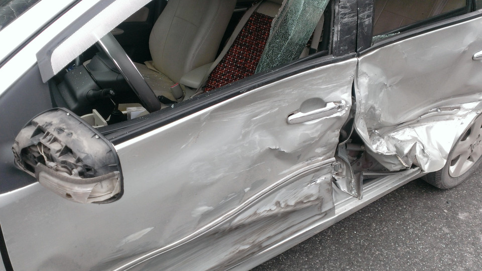 Cú đâm khiến chiếc Vios hư hỏng nặng sườn bên phải, 2 cửa xe bị móp, gương, kính xe vỡ vụn.