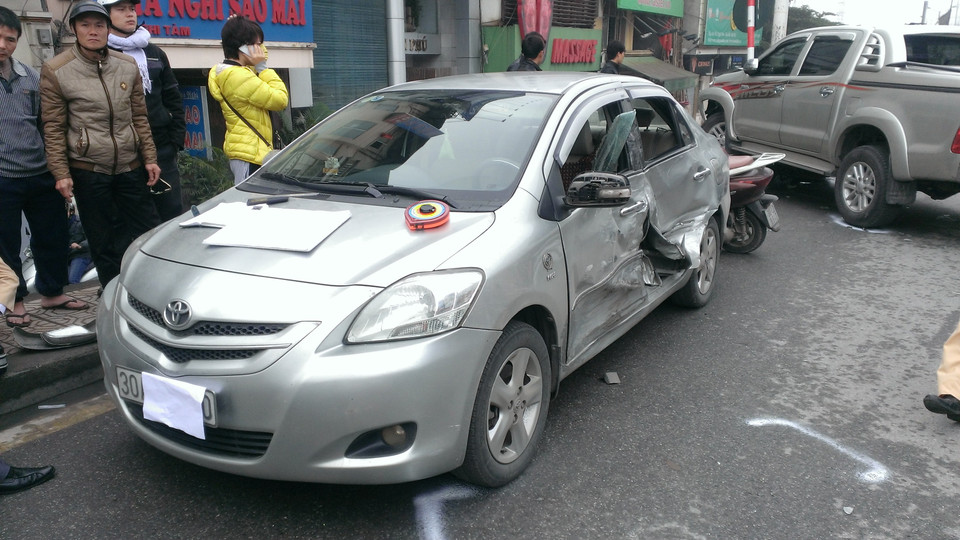 Chiếc Vios bị đâm vào sườn phải ngay sau khi chiếc bán tải lạng sang đâm vào đuôi xe Fortuner.