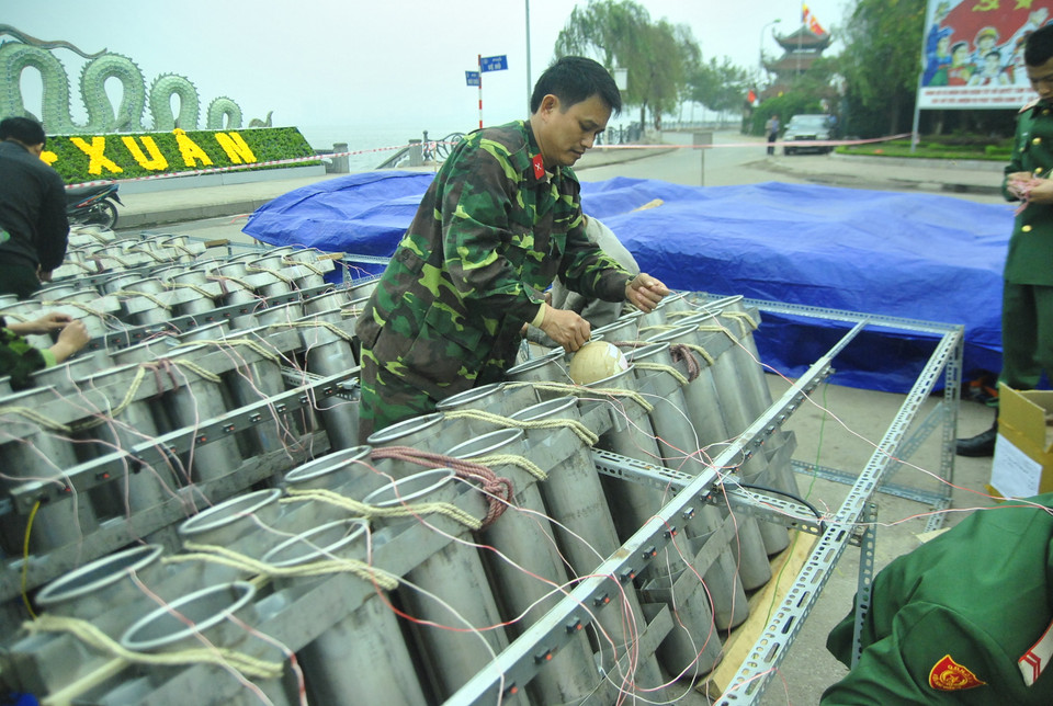 Dù đã rất có kinh nghiệm trong việc chuẩn bị pháo, tuy nhiên, theo các chiến sỹ thì công việc này luôn đòi hỏi sự cẩn thận tuyệt đối.