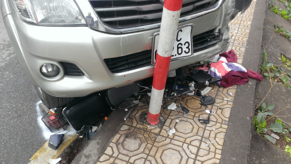 Chiếc Honda đã bị hư hỏng hoàn toàn sau khi bị nghiến vào gầm.