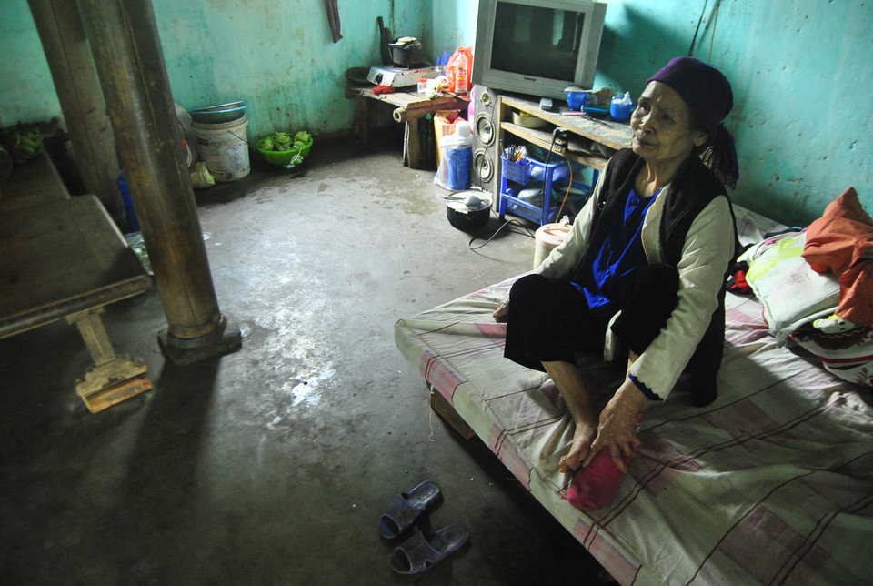 Chúng tôi đến thăm gia đình ông Tưng-bà Xúi 1 ngày đầu Xuân. Hôm nay chỉ có bà Xúi cùng 3 đứa cháu: thằng Ba, thằng Tư, con Năm ở nhà. Bà Xúi cho biết: Từ ngày được chính quyền cùng những người hảo tâm giúp đỡ, gia đình bà đã được sửa lại nhà, một số vật dụng trong gia đình được mua mới, không còn phải sống cảnh tạm bợ, khổ sở như trước đây. Năm nay có Tết rồi!