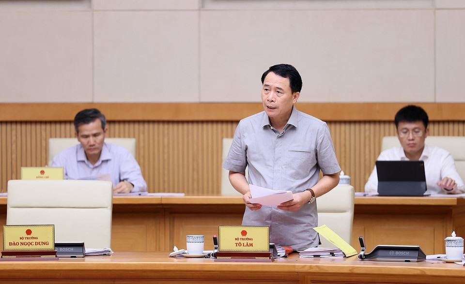 Thứ trưởng Bộ Công an Lê Quốc Hùng trình bày Tờ trình tóm tắt về đề nghị xây dựng Luật Phòng, chống mua bán người. (Ảnh: Dương Giang/TTXVN)