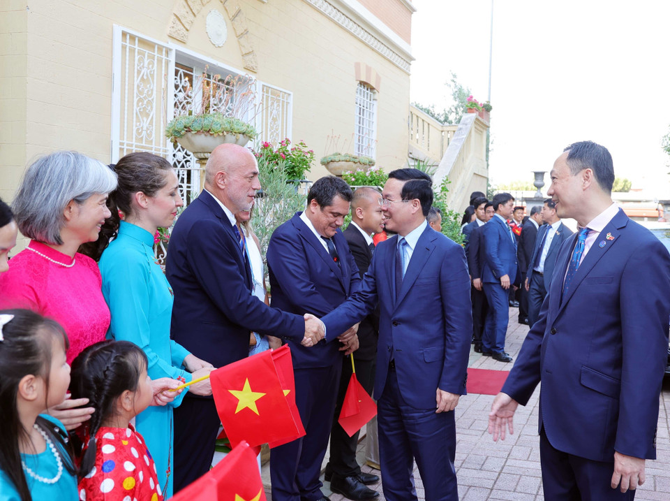 Chủ tịch nước Võ Văn Thưởng gặp gỡ cán bộ, nhân viên Đại sứ quán và đại diện cộng đồng người Việt Nam tại Italy cùng các bạn bè người Italy. (Ảnh: Thống Nhất/TTXVN)