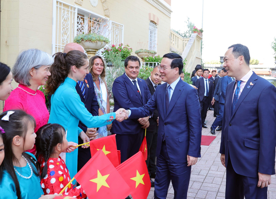 Chủ tịch nước Võ Văn Thưởng gặp gỡ cán bộ, nhân viên Đại sứ quán và đại diện cộng đồng người Việt Nam tại Italy. (Ảnh: Thống Nhất/TTXVN)