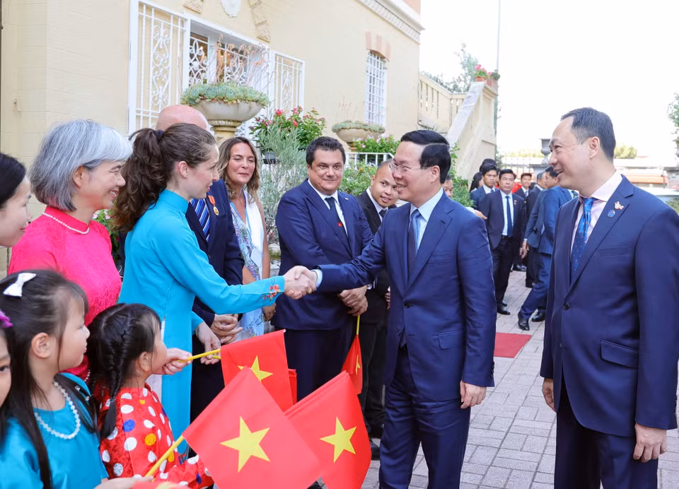 Chủ tịch nước Võ Văn Thưởng gặp gỡ cán bộ, nhân viên Đại sứ quán và đại diện cộng đồng người Việt Nam tại Italy. (Ảnh: Thống Nhất/TTXVN)