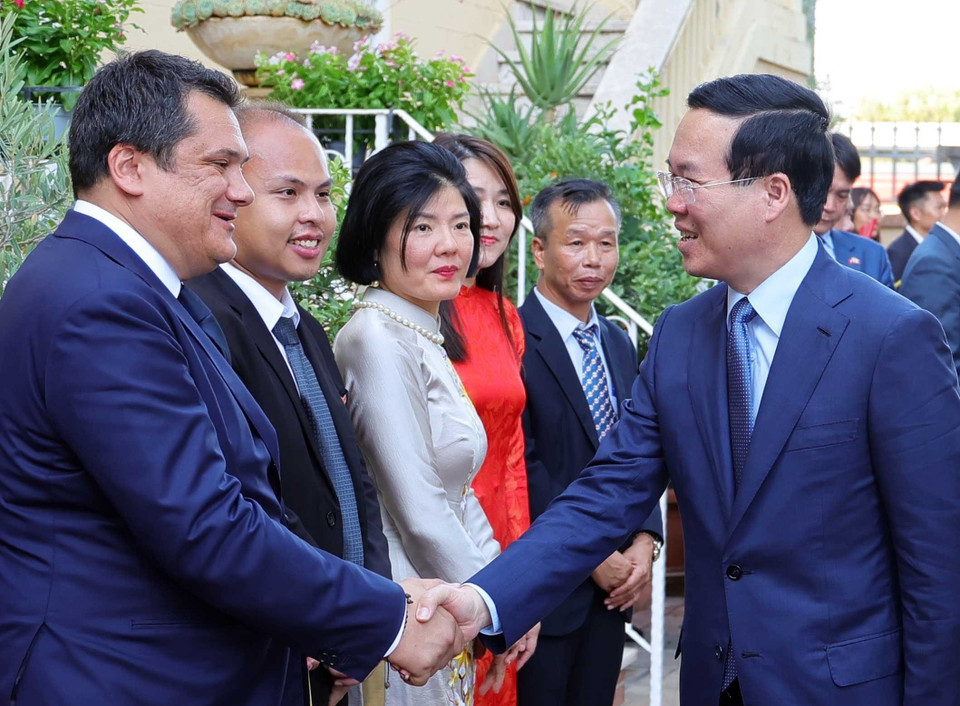 Chủ tịch nước Võ Văn Thưởng gặp gỡ cán bộ, nhân viên Đại sứ quán và đại diện cộng đồng người Việt Nam tại Italy cùng các bạn bè người Italy. (Ảnh: Thống Nhất/TTXVN)