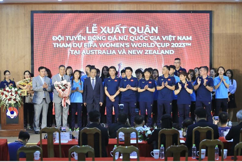 Thứ trưởng Bộ Văn hóa, Thể thao và Du lịch Hoàng Đạo Cương tặng hoa chúc mừng đội tuyển trước khi tham dự World Cup nữ 2023. (Ảnh: TTXVN)