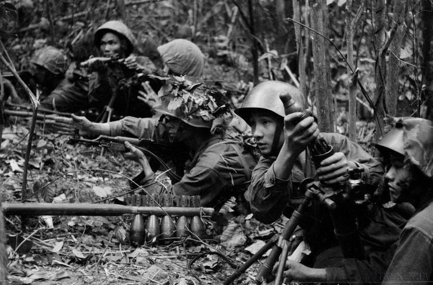 Quân Giải phóng dùng súng cối tấn công trong trận đánh chiếm quận lị Hướng Hóa, lập chiến công xuất sắc. (Ảnh: Tư liệu TTXVN)