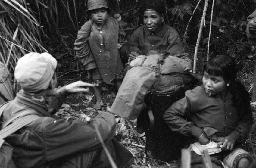 Đồng bào Làng Vây gặp gỡ các chiến sỹ Quân Giải phóng trên đường trở về bản làng, nương rẫy sau khi quê hương được giải phóng. (Ảnh: Tư liệu TTXVN)