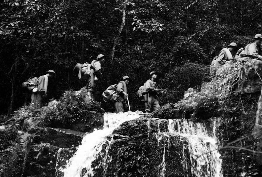 Quân Giải phóng vượt đèo cao, suối sâu tiến vào mặt trận Khe Sanh. (Ảnh: Tư liệu TTXVN)