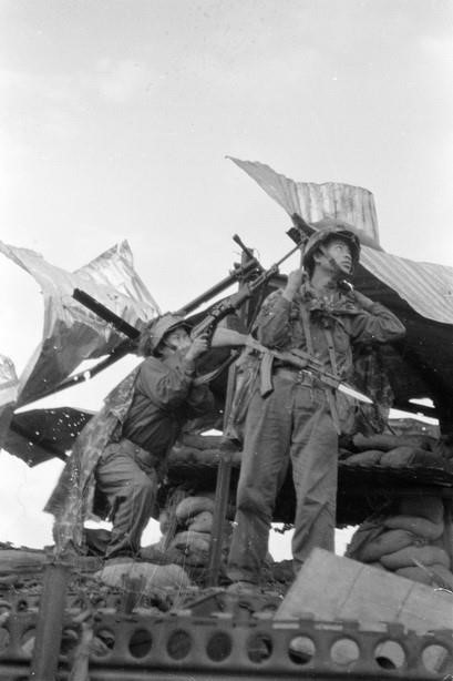 Chiến sỹ Quân Giải phóng lấy thân mình làm giá súng để bắn máy bay địch. (Ảnh: Tư liệu TTXVN)