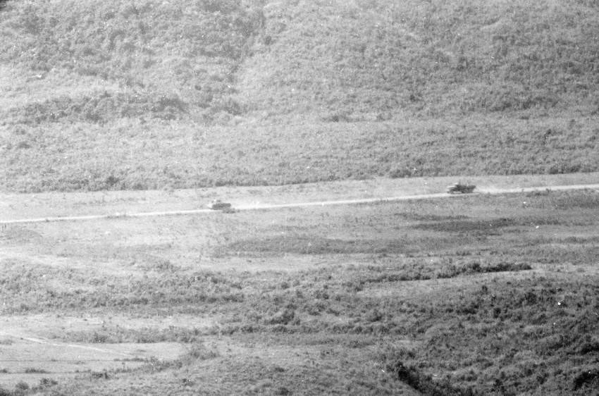 Xe tăng, xe bọc thép, xe vận tải quân sự của địch rút chạy rải rác khỏi căn cứ Khe Sanh. (Ảnh: Tư liệu TTXVN)