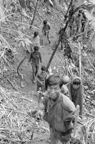 Tù binh ngụy bị Quân Giải phóng bắt sống tại Làng Vây, ngày 7/2/1968. (Ảnh: Tư liệu TTXVN)