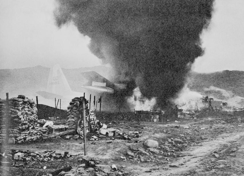 Quân Giải phóng bao vây, bắn rơi máy bay vận tải C130 địch hạ cánh xuống sân bay Tà Cơn để tiếp tế cho căn cứ Khe Sanh. (Ảnh: Tư liệu TTXVN)