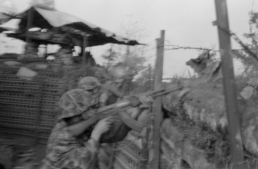 Sau khi đánh chiếm quận lị Hướng Hóa, các chiến sỹ Quân Giải phóng lợi dụng lô cốt địch để đập tan các đợt phản kích và bắn máy bay địch. (Ảnh: Tư liệu TTXVN)