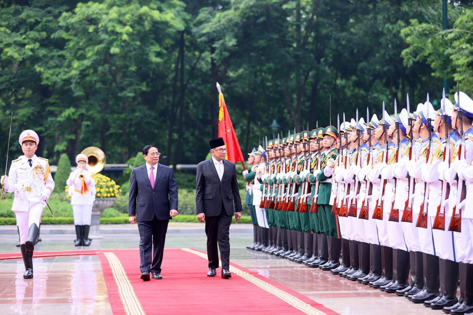 Thủ tướng Phạm Minh Chính và Thủ tướng Malaysia Anwar Ibrahim duyệt Đội Danh dự Quân đội Nhân dân Việt Nam. (Ảnh: Dương Giang/TTXVN)