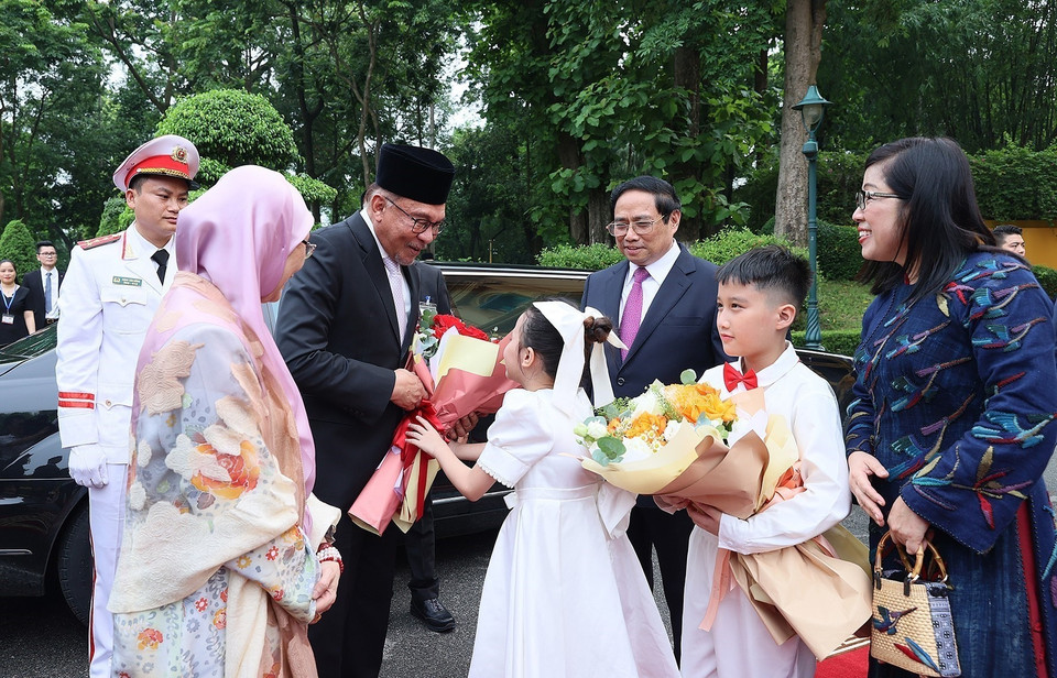 Thiếu nhi Thủ đô tặng hoa chào mừng Thủ tướng Malaysia Anwar Ibrahim và Phu nhân thăm chính thức Việt Nam. (Ảnh: Dương Giang/TTXVN)