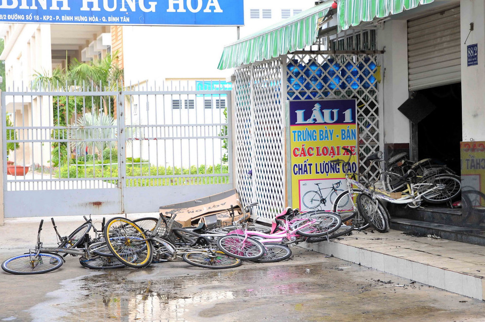 Rạng sáng 23/7, một vụ cháy xảy ra tại cửa hàng kinh doanh xe đạp, xe đạp điện Dung Chinh số 88, đường 18, phường Bình Hưng Hòa, quận Bình Tân, Thành phố Hồ Chí Minh khiến nhiều người trong khu vực tháo chạy. (Ảnh: An Hiếu/TTXVN) 