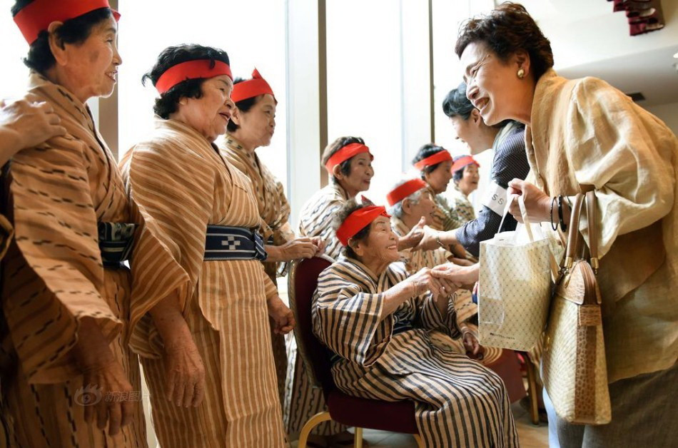 Nhóm nhạc này bao gồm 33 thành viên là những cụ già có độ tuổi trung bình 84 tuổi. (Nguồn: Chinadaily)